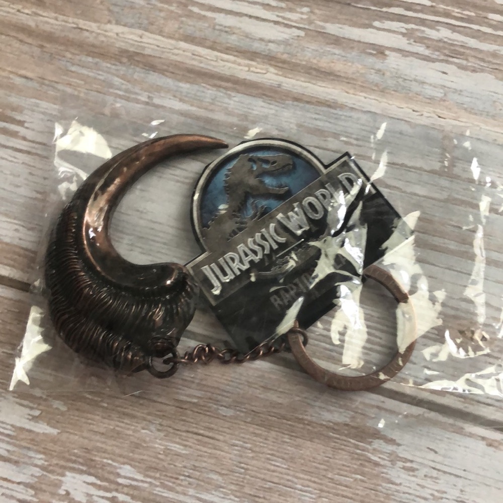 ❤️$14 NWT Loot Crate Jurassic World Raptor Claw Metal Keychain
